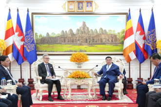 Lao Foreign Minister Pays Courtesy Call on Cambodian King